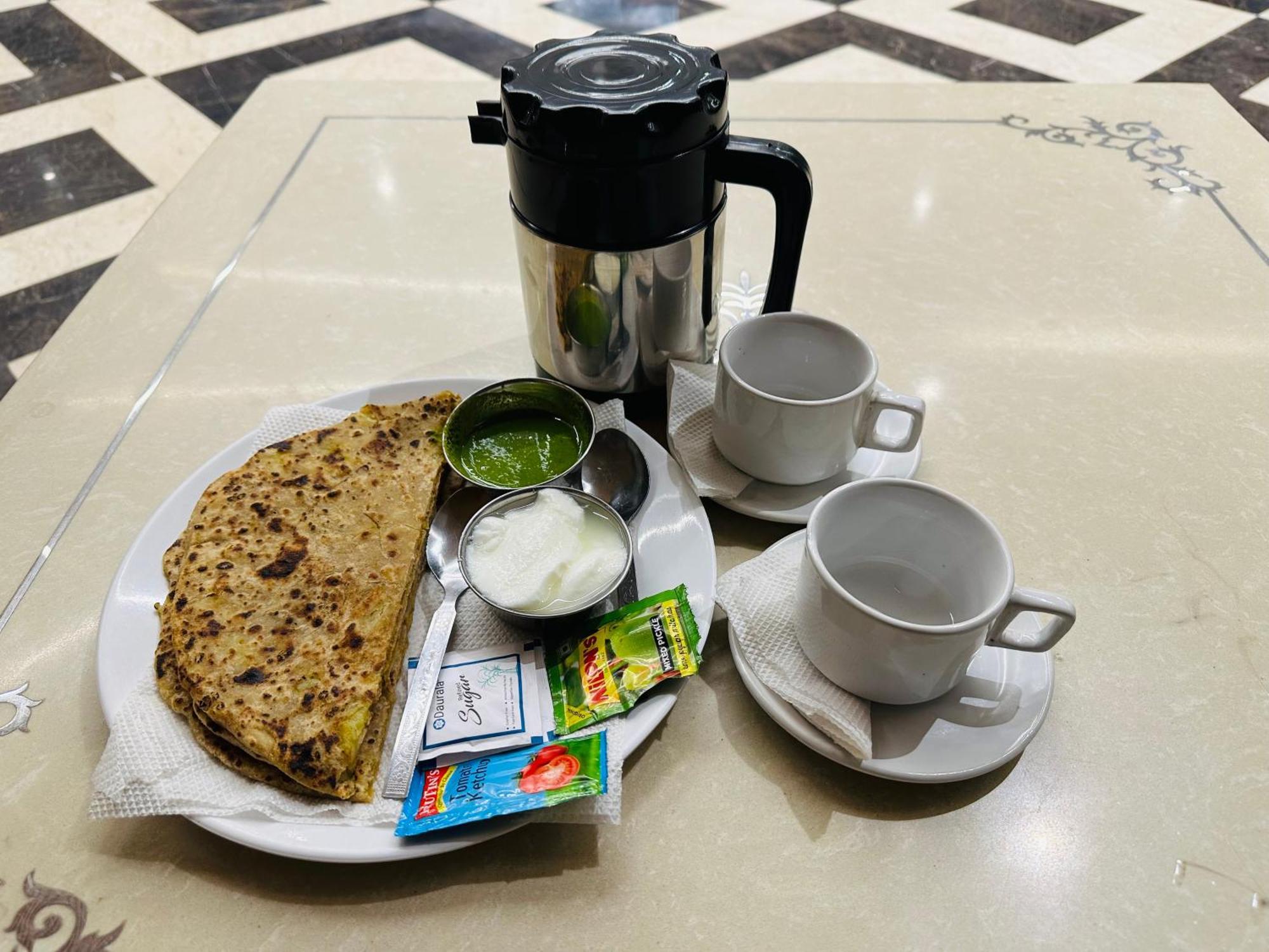 Chowdhry Tourist Lodge - New Delhi Railway Station - 2 Minutes Walk Екстер'єр фото