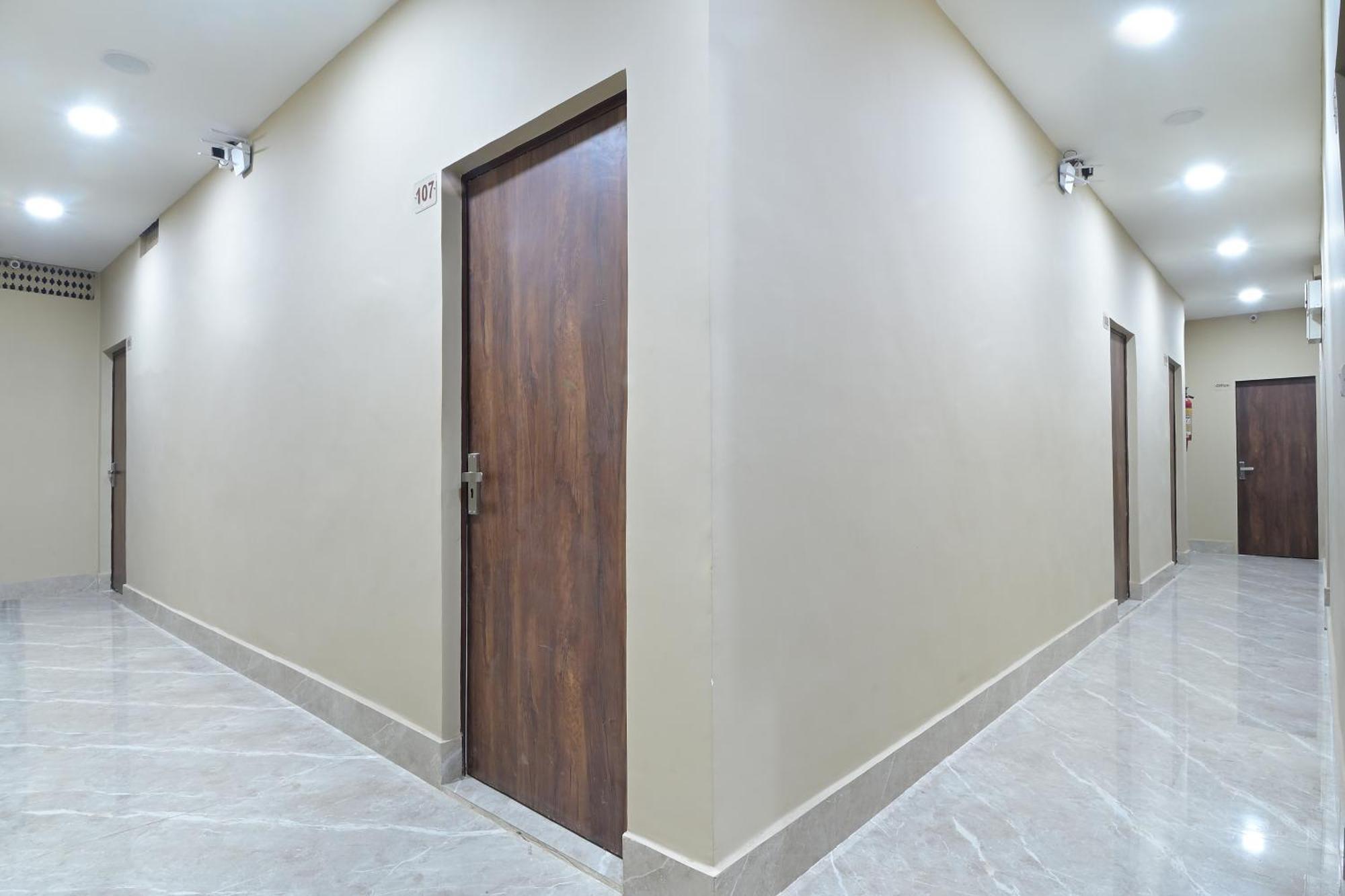 Chowdhry Tourist Lodge - New Delhi Railway Station - 2 Minutes Walk Екстер'єр фото