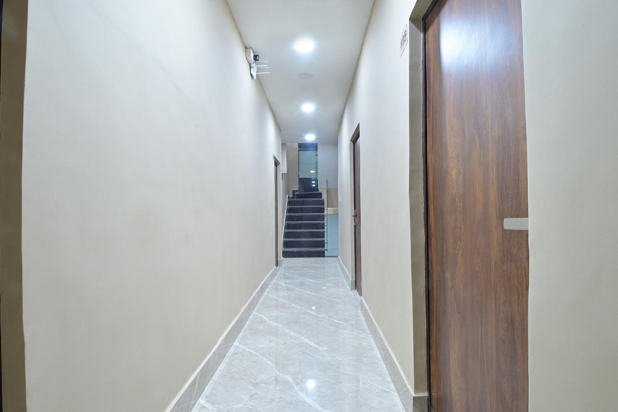 Chowdhry Tourist Lodge - New Delhi Railway Station - 2 Minutes Walk Екстер'єр фото