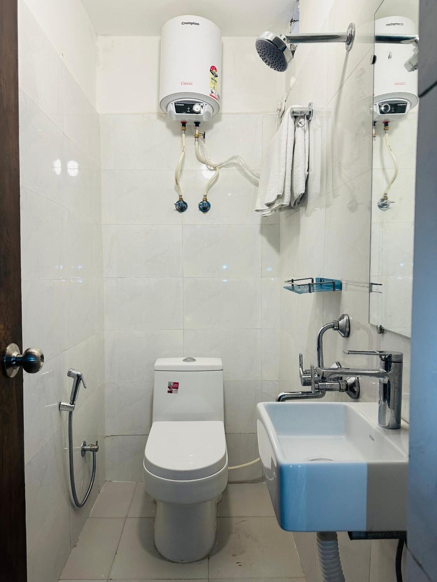 Chowdhry Tourist Lodge - New Delhi Railway Station - 2 Minutes Walk Екстер'єр фото