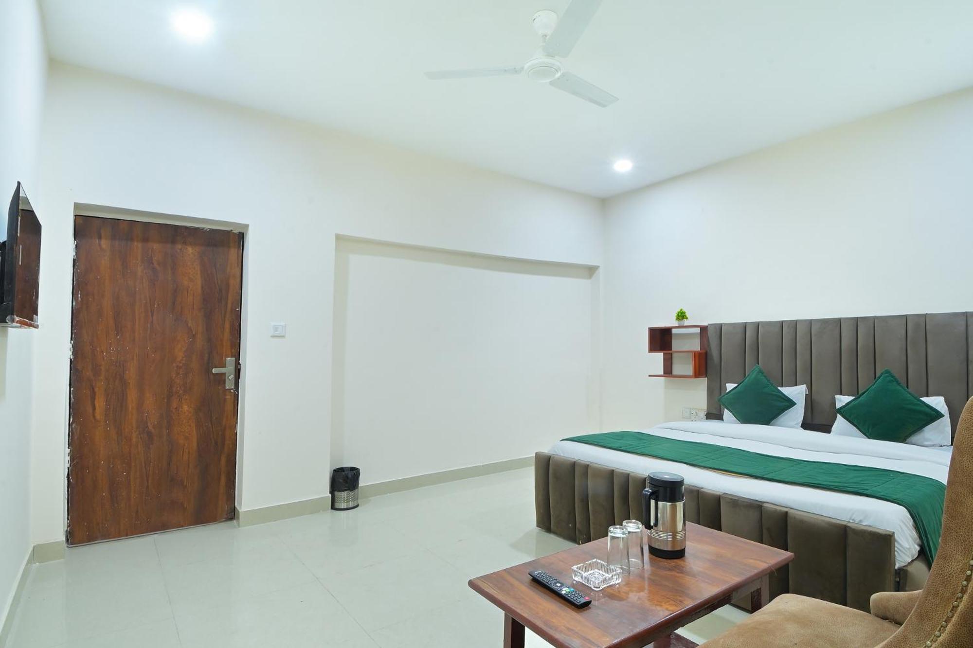 Chowdhry Tourist Lodge - New Delhi Railway Station - 2 Minutes Walk Екстер'єр фото