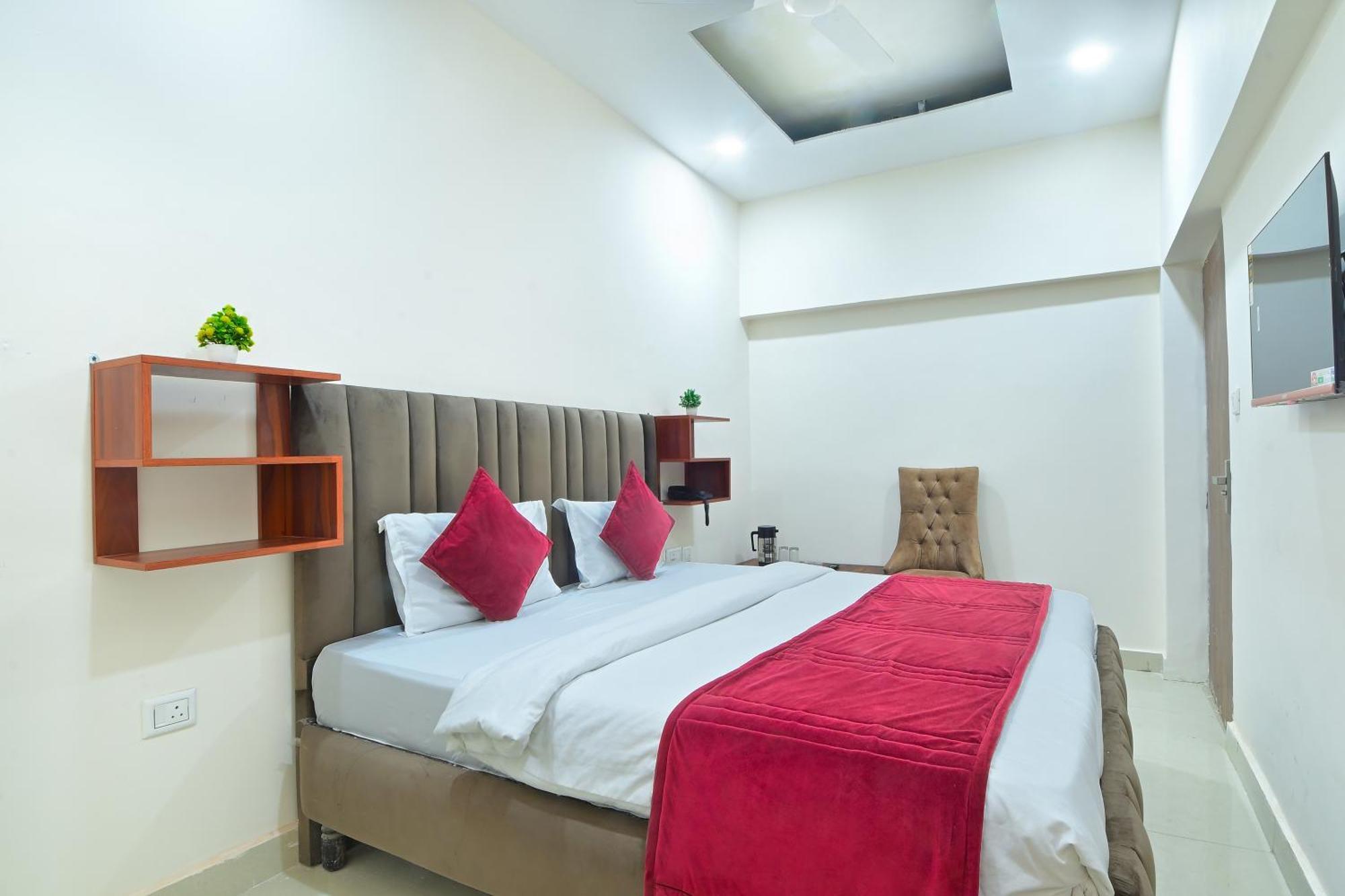 Chowdhry Tourist Lodge - New Delhi Railway Station - 2 Minutes Walk Екстер'єр фото