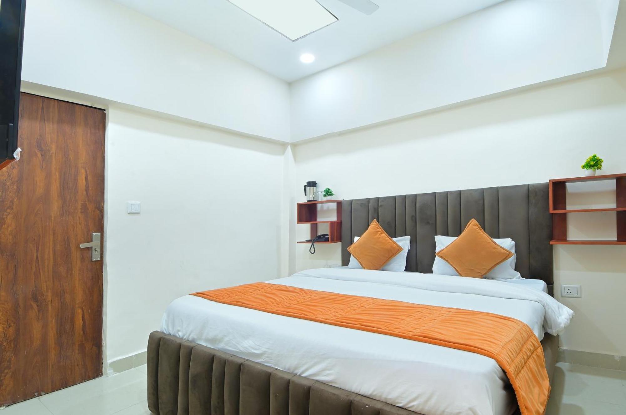 Chowdhry Tourist Lodge - New Delhi Railway Station - 2 Minutes Walk Екстер'єр фото