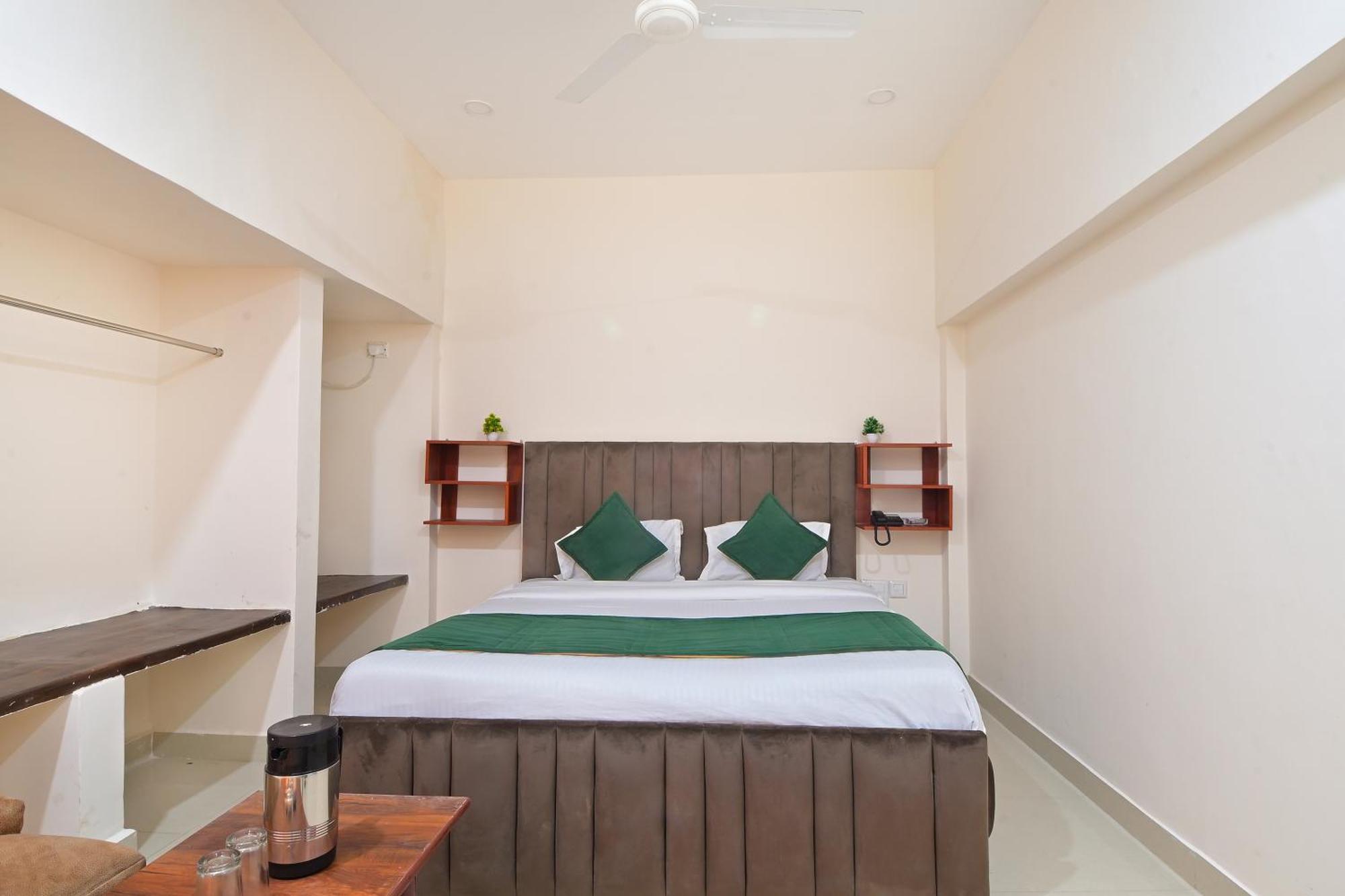 Chowdhry Tourist Lodge - New Delhi Railway Station - 2 Minutes Walk Екстер'єр фото