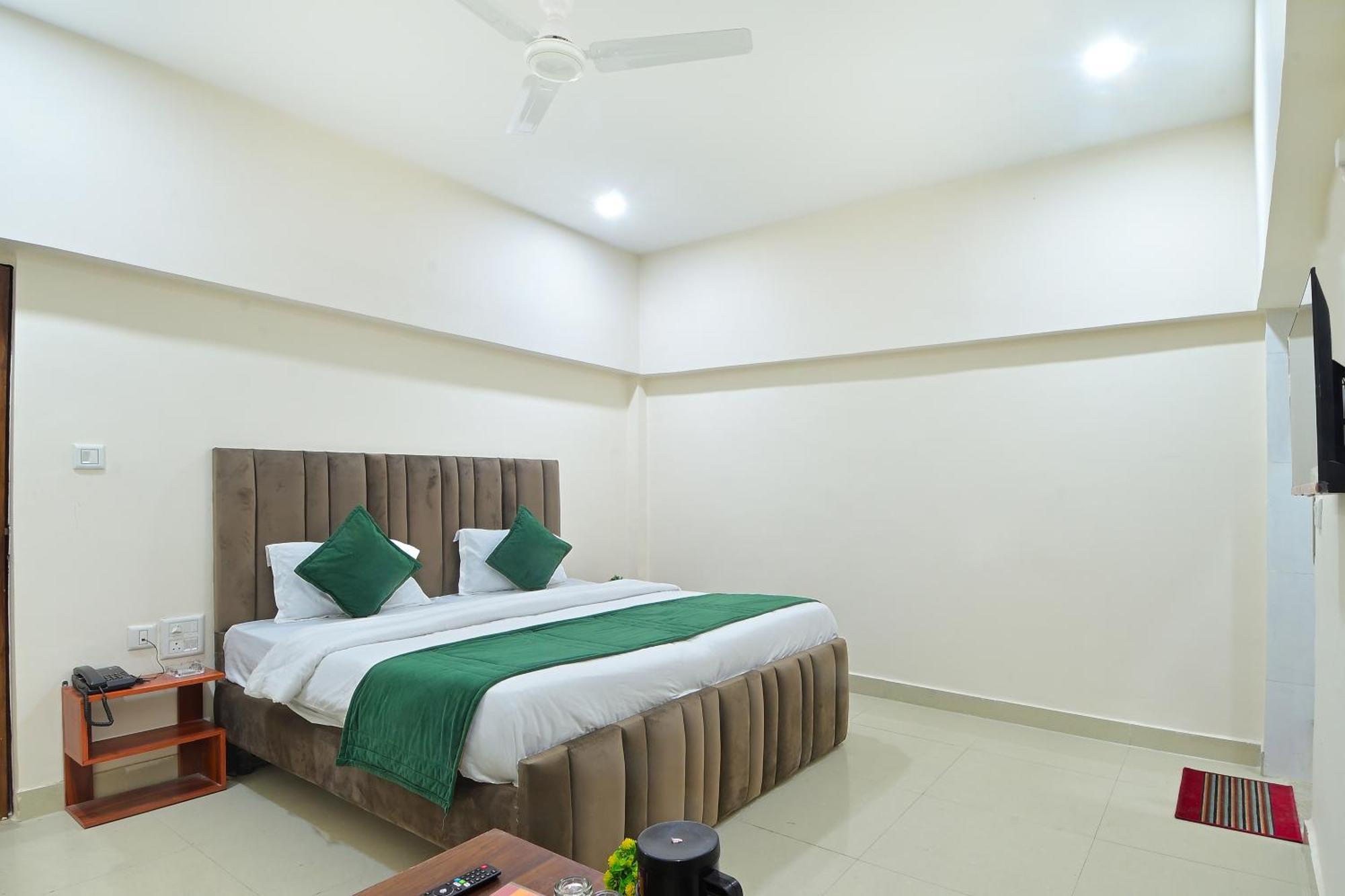 Chowdhry Tourist Lodge - New Delhi Railway Station - 2 Minutes Walk Екстер'єр фото