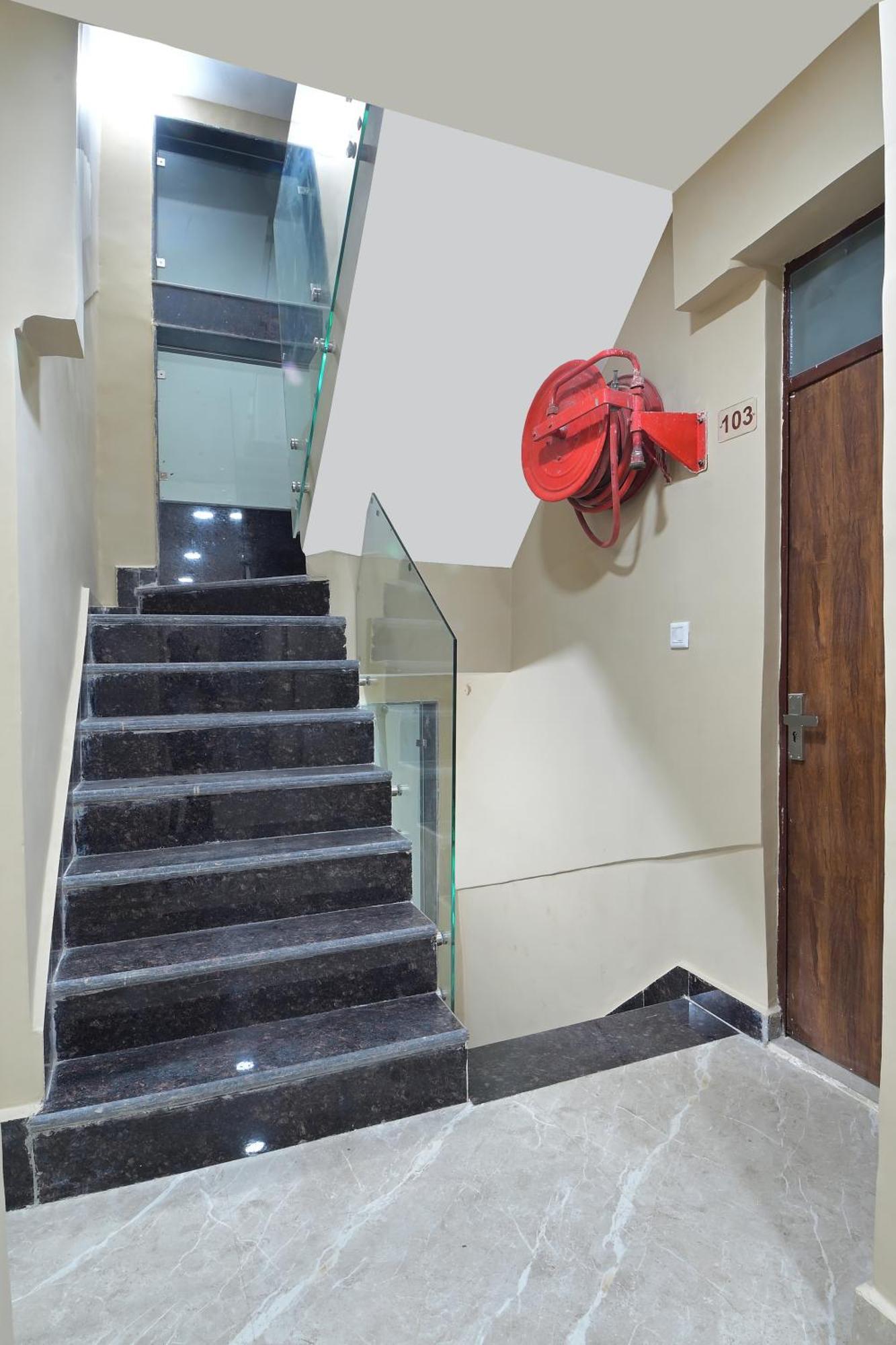 Chowdhry Tourist Lodge - New Delhi Railway Station - 2 Minutes Walk Екстер'єр фото