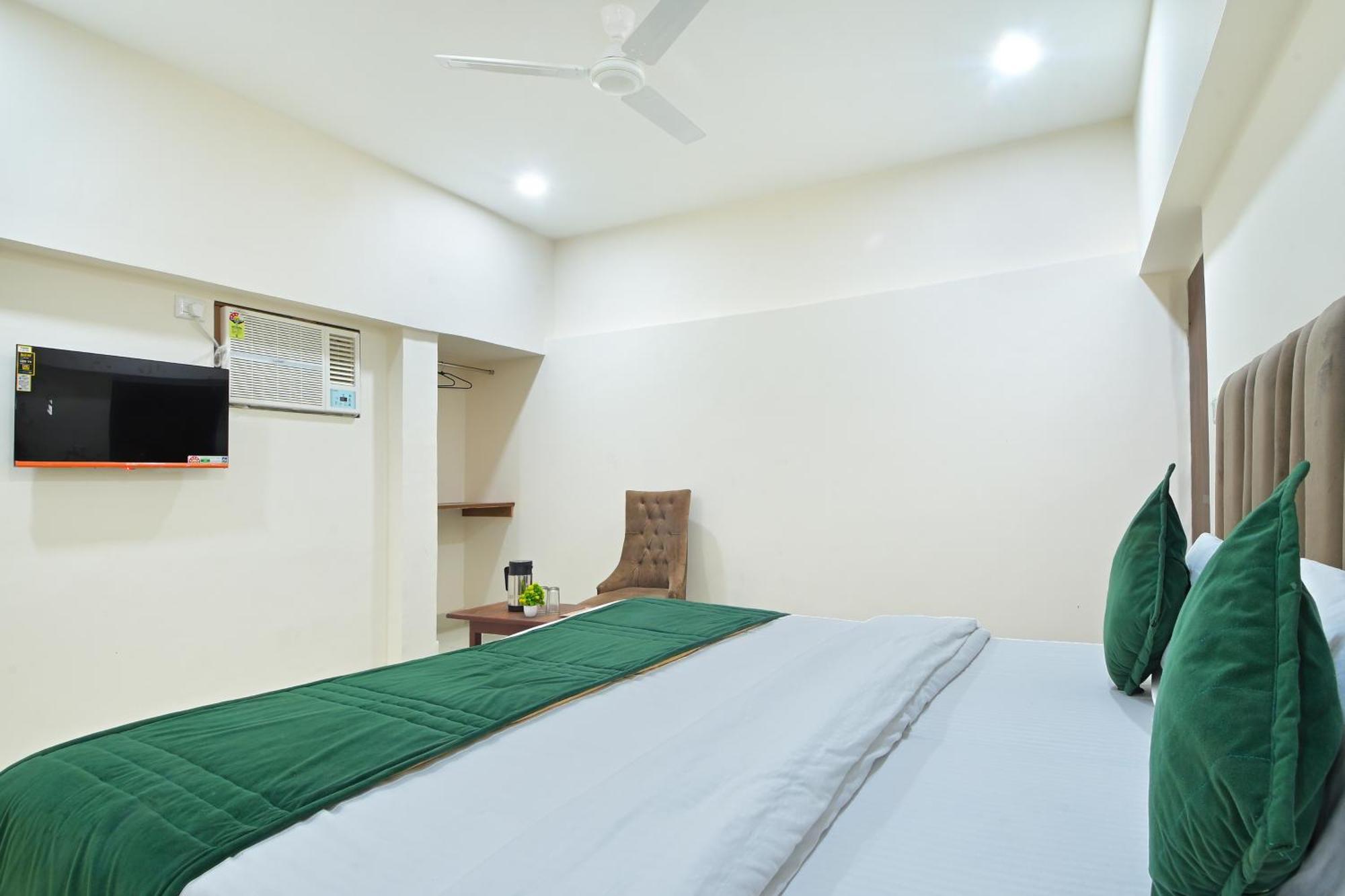 Chowdhry Tourist Lodge - New Delhi Railway Station - 2 Minutes Walk Екстер'єр фото